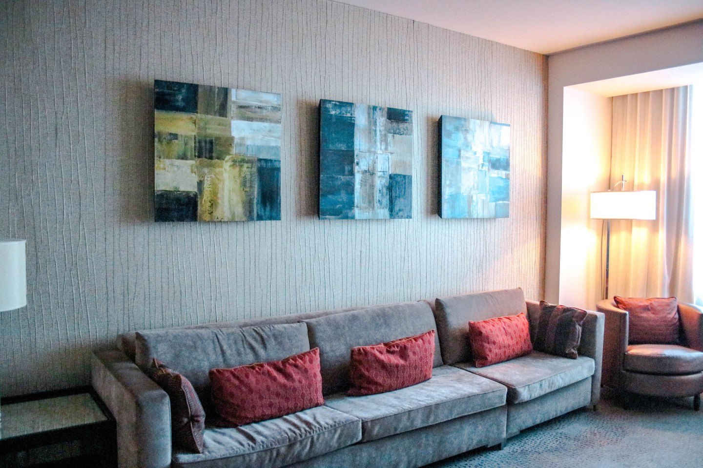 Hilton Dallas Plano Granite Park - Suite Sofa