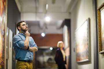 Мужчина в художественной галерее Adobe Stock Photo