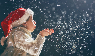 Enfant de Noël avec de la neige Adobe Stock Photo