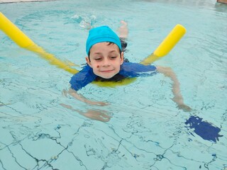 自閉症の子供水泳アドビストックフォト