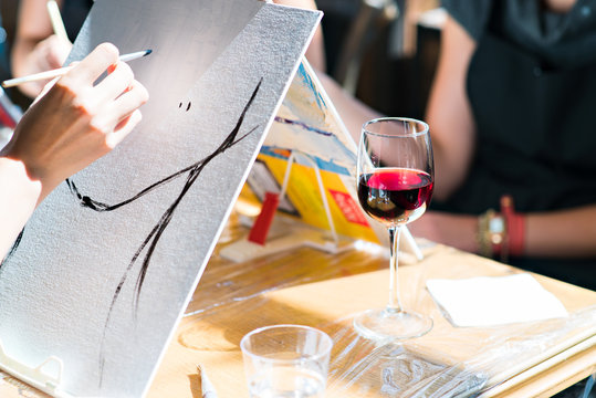 葡萄酒与绘画 Adob​​e Stock Photo