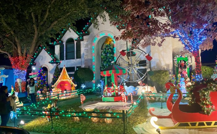 House holiday light display in Deerfield community