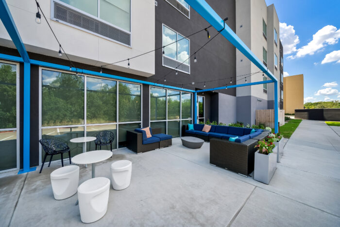 Tru by Hilton Plano Hwy 75 patio