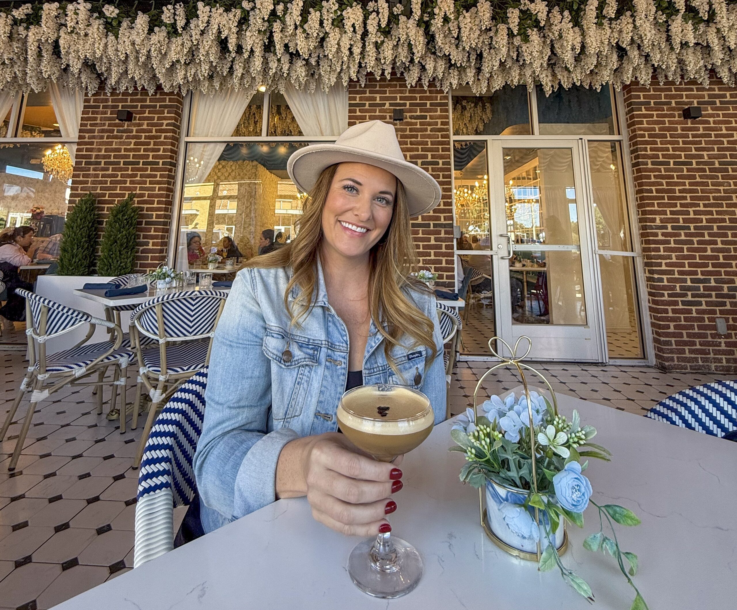 Bloom Lounge PC Couple in the Kitchen